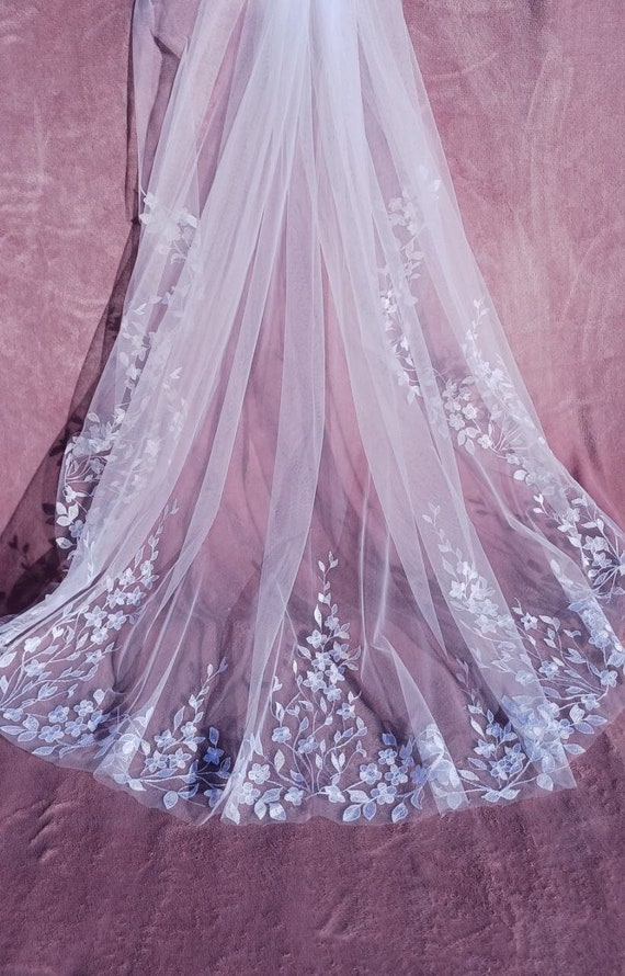 Elegant Floral Veil with Exquisite Embroidered Flowers - Perfect for a Romantic Wedding