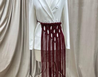 Makramébälte med fransar | Vinröd boho midjebälte | Handgjort repbälte med statement-motiv för klänning och kavaj