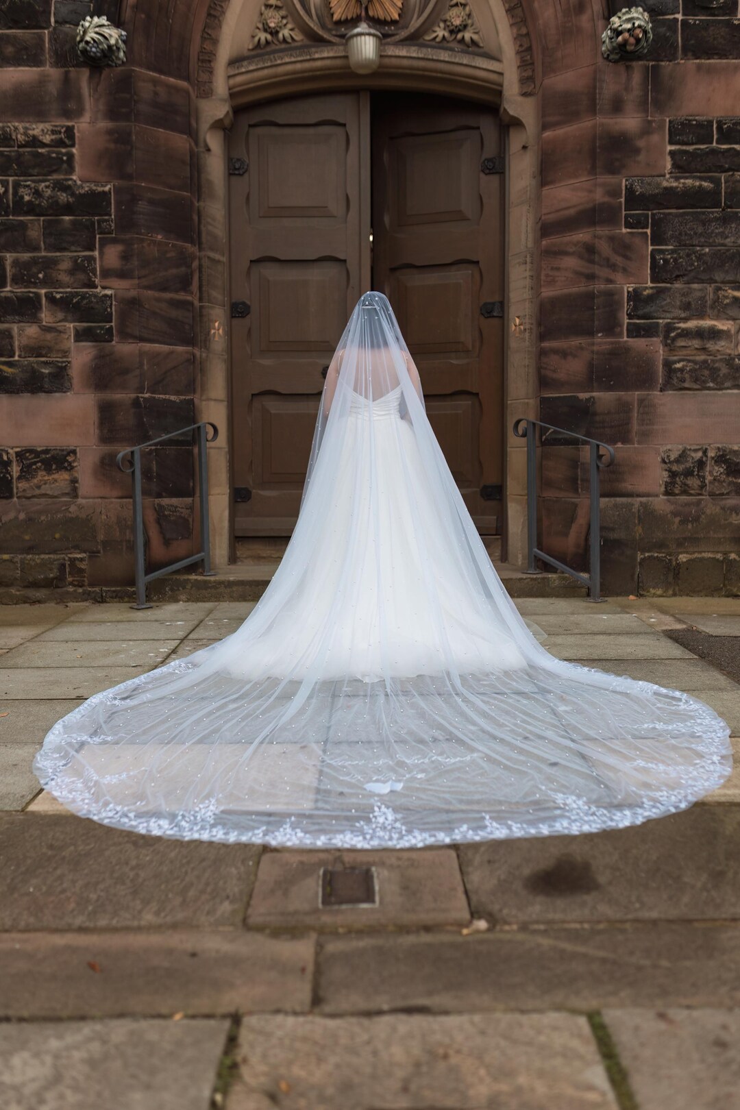 Velo da sposa con ricami in pizzo e decorazioni in perle su tutta