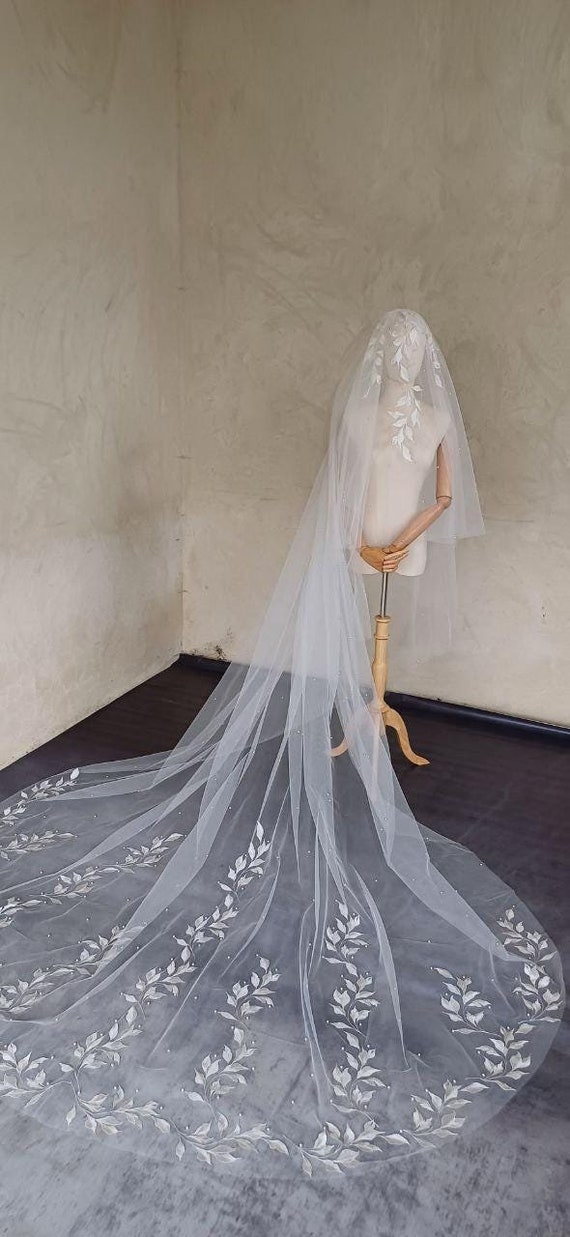 Chic Two-Tier Veil with Leaf Embroidery, Pearl Accents, and Metal Comb