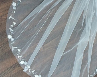 Wedding veil. Handcrafted Veil with Delicate Flowers, Pearls, and Exquisite Embroidery - Perfect for a Dreamy Wedding Look