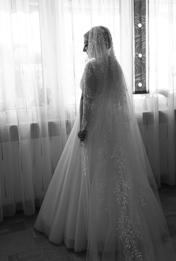 Stylish wedding veil with leaves all over in one tier on the crest