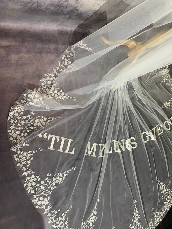 Wedding veil, veil personalized text, lace embroidery veil, floral veil, long veil, metal comb veil, csthedral veil, bridal veil, st veil