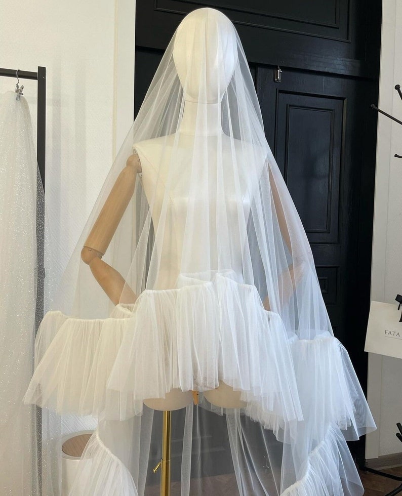 Ruffles wedding Veil and blush, two-tiered veil with ruffles along the edge of a veil made of soft tulle, a trend of 2024 image 2
