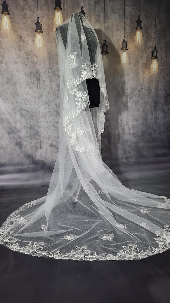 Sparkly  floral veil  embroidery, Wedding veil with glitter in two tiers, with a comb three meters wide, assembled on a comb