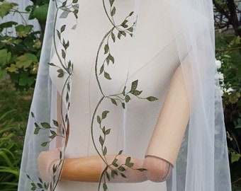 Elegant Wedding Veil with Green Leaf Motifs - Embroidered Details on Plastic Comb