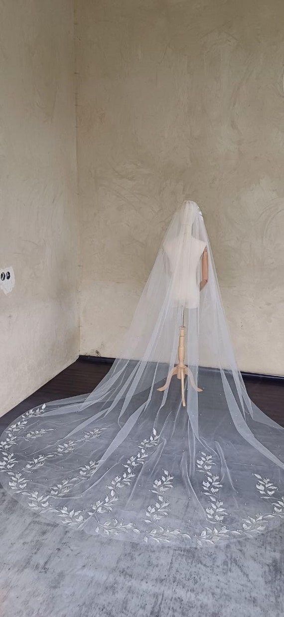 Elegant Leaf-Embroidered Two-Tier Veil with Pearls and Metal Comb