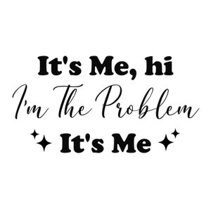 Può includere: Design grafico in bianco e nero con il testo "It's Me, hi I'm The Problem It's Me" in un mix di caratteri grassi e corsivi. Nel design sono incluse quattro stelle.