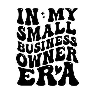 以下が含まれることがあります： レトロなフォントで「In My Small Business Owner Era」という言葉をデザインした、白黒のグラフィックテキストデザインです。