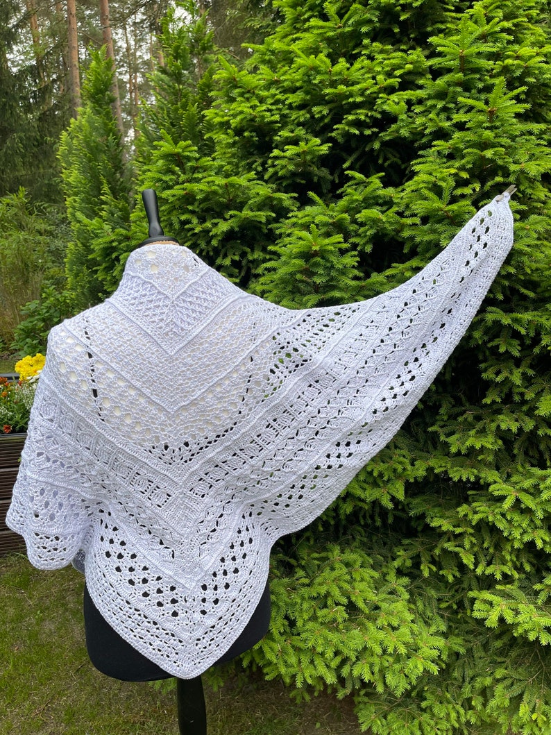 Crochet shawl Sekamelska crocheted triangular shawl in light blue image 2