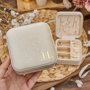 Caja de joyería personalizada Recuerdos de boda Caja de joyería de viaje de terciopelo con nombre personalizado Regalo personalizado de dama de honor Regalo de cumpleaños imagen 1