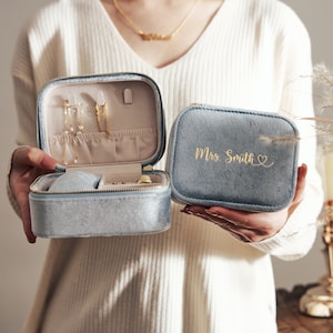 Benutzerdefinierte Name Samt Schmuckschatulle • Uhrenbox für Frauen • Personalisierte Schmuckschatulle • Brautjungfer Geschenk • Personalisiertes Geschenk • Geburtstagsgeschenk