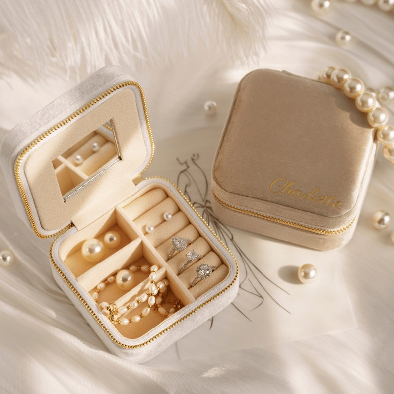 Étui à bijoux de voyage en velours avec nom personnalisé Boîte à bijoux personnalisée Cadeaux de mariage personnalisés pour demoiselles d'honneur Cadeau personnalisé pour elle Champagne