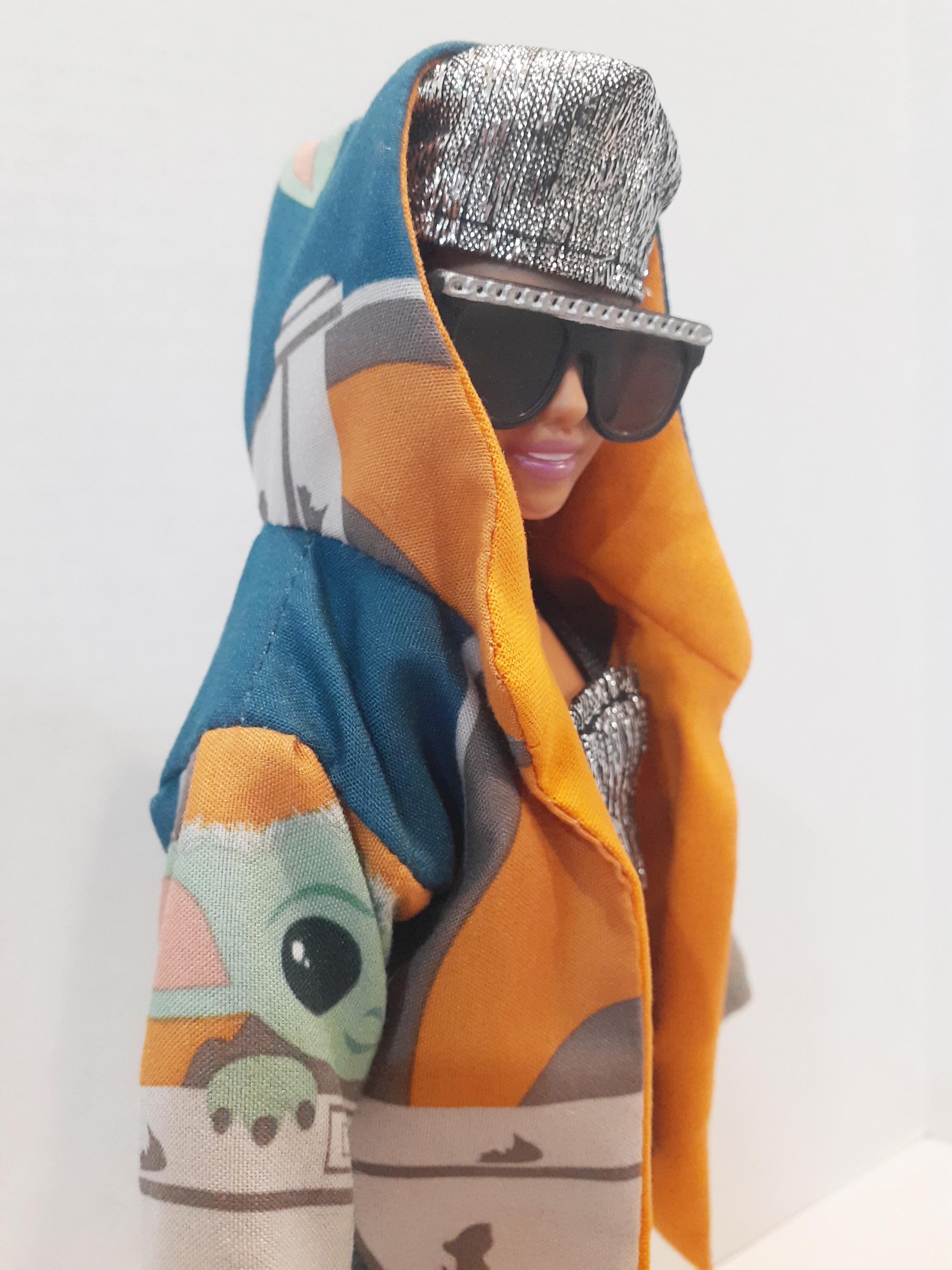 Muñeca de rescate OOAK: fan inspirada en Star Wars The Mandalorian con cubo de oportunidad Barbie con curvas y vitíligo