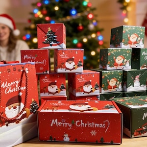 Peut inclure: Une collection de boîtes cadeaux et un sac cadeau sur le thème de Noël. Les boîtes sont rouges et vertes, décorées avec le Père Noël, des sapins de Noël et l'inscription "Merry Christmas". Une famille est assise en arrière-plan près d'un sapin de Noël décoré.