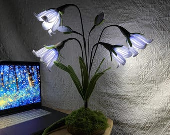 Abajures de mesa exclusivos em crochê com tema de fadas, perfeitos para sala de estar, ideais para leitura na cabeceira ou como presente para amantes de livros. Também são uma ótima opção de presente personalizado para ela. Decoração floral.