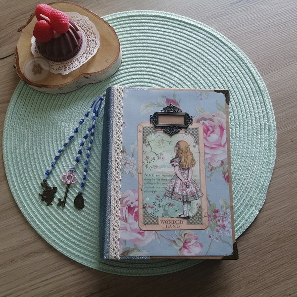 Alice im Wunderland inspiriertes Junk Journal