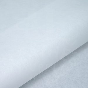 Pode incluir: Um rolo de papel kraft branco, perfeito para uma variedade de projetos.