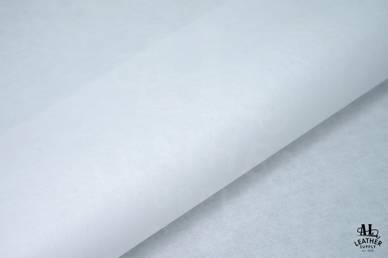 Pode incluir: Um rolo de papel kraft branco, perfeito para uma variedade de projetos.