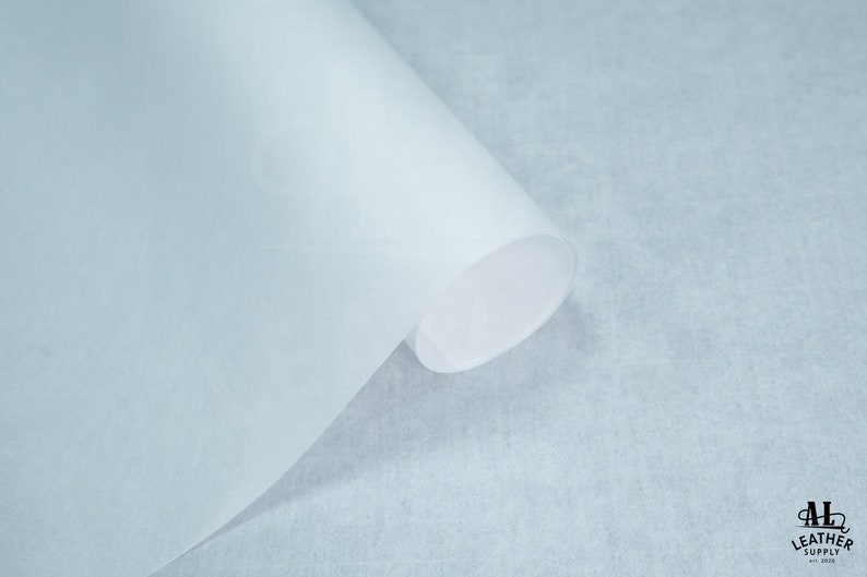 Pode incluir: Um rolo de papel de seda branco, frequentemente usado para proteger superf&iacute;cies durante trabalhos manuais ou outros projetos.