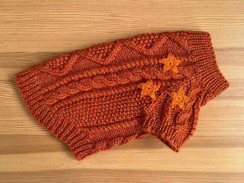 Handgestrickter Katzenpullover Midnights, Taylor Cat Cardigan, Handgestrickter Folklore Zopfmuster Pullover für kleine Hunde, Haustierkleidung für Kätzchen oder Welpen Showgirl orange ver.