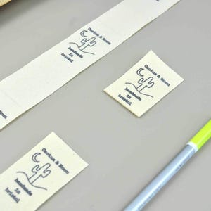 25 etiquetas de tela personalizadas para ropa con su texto o logotipo. Etiquetas orgánicas naturales para camisetas, etiquetas para prendas, etiquetas plegables.
