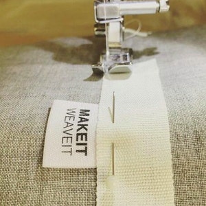 50 étiquettes de vêtements en tissu personnalisées avec votre texte ou votre logo Étiquettes bio naturelles pour t-shirts Étiquettes à pli central image 4