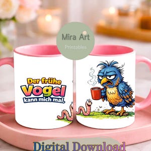 Puede incluir: Taza con asa rosa, exterior blanco e interior rosa. Un lado muestra el texto "Der frühe Vogel kann mich mal" con gusanos. El otro lado muestra un pájaro azul gruñón sosteniendo una taza roja. "Digital Download" en la parte inferior.