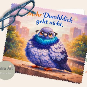 Puede incluir: Una ilustración caprichosa presenta una paloma azul con gafas, posada en un muro con un fondo de ciudad. La imagen incluye un par de gafas azules y texto en alemán. También hay un logotipo de Mira Art Printables.