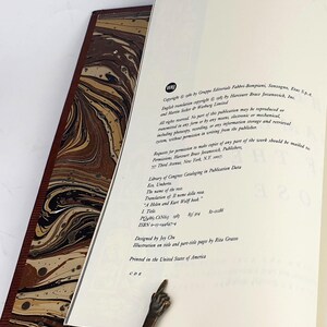 K&ouml;nnte beinhalten: Eine Nahaufnahme der Copyright- und Verlagsinformationen einer Buchseite. Die Seite ist wei&szlig; mit schwarzem Text. Der Text enth&auml;lt den Titel "Der Name der Rose" und den Autor "Umberto Eco".