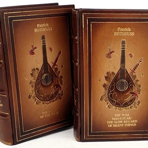 Patrick Rothfuss - The Kingkiller Chronicle Series [3 Books Complete Set In 2 Vol.] Premium Leather Rebound