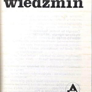 K&ouml;nnte beinhalten: Ein Buchcover mit dem Titel "wiedźmin" in gro&szlig;en, schwarzen Buchstaben und dem Namen des Autors, Andrzej Sapkowski, dar&uuml;ber. Der Hintergrund ist ein verblasstes, cremefarbenes Wei&szlig;, mit etwas Text sichtbar.