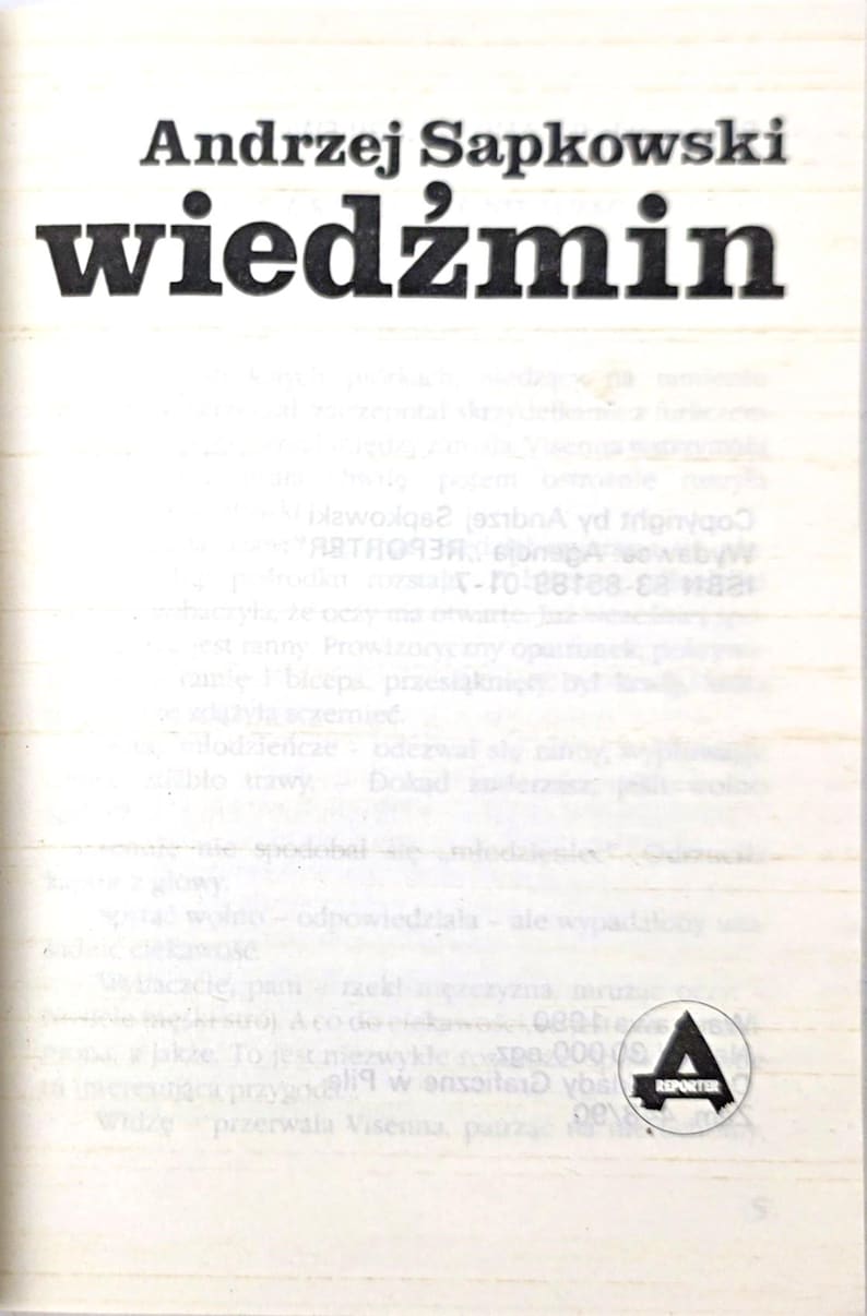 K&ouml;nnte beinhalten: Ein Buchcover mit dem Titel "wiedźmin" in gro&szlig;en, schwarzen Buchstaben und dem Namen des Autors, Andrzej Sapkowski, dar&uuml;ber. Der Hintergrund ist ein verblasstes, cremefarbenes Wei&szlig;, mit etwas Text sichtbar.