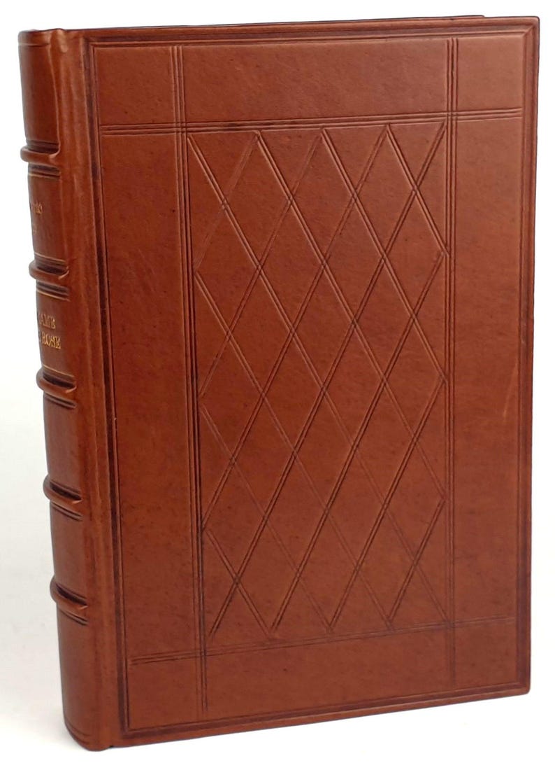 K&ouml;nnte beinhalten: Ein braunes, ledergebundenes Buch mit einem gepr&auml;gten Rautenmuster auf dem Einband. Das Buch hat einen goldfarbenen R&uuml;cken mit dem Text "The Complete Works of Edgar Allan Poe".