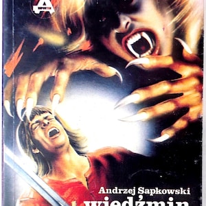 K&ouml;nnte beinhalten: Buchcover-Illustration mit einem schreienden Mann mit Schwert, konfrontiert mit einer monstr&ouml;sen Figur mit scharfen Krallen und Z&auml;hnen. Der Titel "wiedzmin" ist in wei&szlig;er Schrift dargestellt, dar&uuml;ber der Name des Autors. Dunkle Farbpalette mit roten und orangen Akzenten.