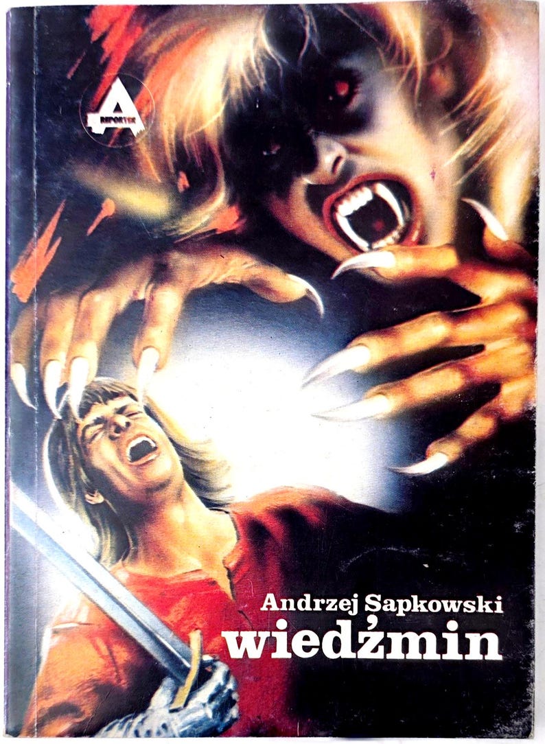 K&ouml;nnte beinhalten: Buchcover-Illustration mit einem schreienden Mann mit Schwert, konfrontiert mit einer monstr&ouml;sen Figur mit scharfen Krallen und Z&auml;hnen. Der Titel "wiedzmin" ist in wei&szlig;er Schrift dargestellt, dar&uuml;ber der Name des Autors. Dunkle Farbpalette mit roten und orangen Akzenten.
