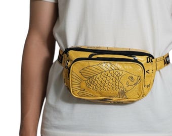 Riñonera reciclada a partir de sacos de cemento