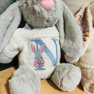 Suéter para conejito de juguete o muñeco de juguete, bordado con una letra de su elección. Juego de simulación para niños, ropa para bebés, recién nacidos o muñecos.