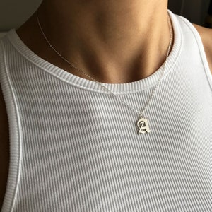 Collar con inicial en inglés antiguo, plata, collar con inicial en inglés antiguo, oro, collar con letras doradas, collar de uso diario, joyería de dama de honor en inglés antiguo