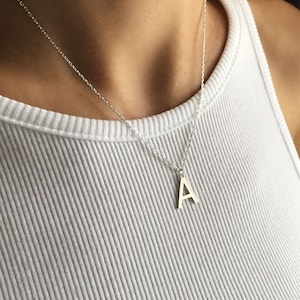 Collar con letra inicial de oro Collar con letra de oro de 14 quilates Colgante con letra pequeña Regalos personalizados Collar con letra de plata, Collar con inicial de plata