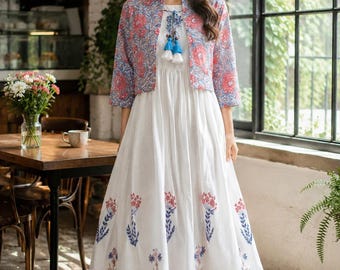 Vestido blanco de algodón estampado a mano con chaqueta Koti floral / Conjunto bohemio de 2 piezas