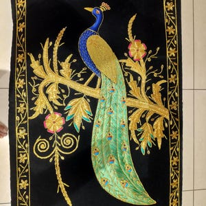 刺繍された孔雀と花のモチーフが施されたベルベットの壁飾り - 手作りのロイヤルザリワークタペストリー、ホームデコレーション用