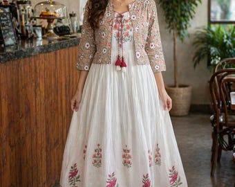 Vestido blanco de algodón estampado a mano con chaqueta Koti floral / Conjunto bohemio de 2 piezas