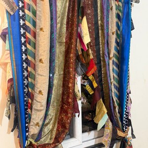Coppia di vecchi sari indiani vintage in seta multicolore fatti a mano, patchwork / tenda per finestra