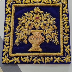 ロイヤルベルベットの手作り壁掛け、ザリジュエル刺繍の花瓶と花のモチーフ付き、ホームデコレーション用