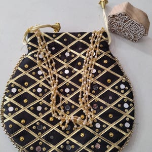 Handgefertigte Spiegelarbeit Handtasche für Frauen - Lebendige ethnische Tasche mit traditioneller Stickerei, Boho Chic Stil, perfektes festliches Accessoire