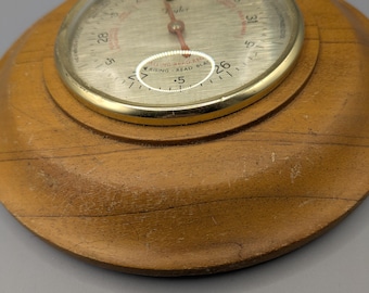 Barómetro aneroide Taylor antiguo fabricado en Inglaterra, con caja de madera y soporte de pared.