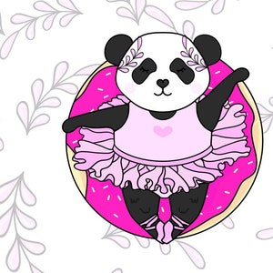 Op de afbeelding: Een cartoon panda met een roze tutu en turnpakje, geposeerd als ballerina, in een roze donut met hagelslag. De panda heeft zwarte oren, ogen en ledematen, met een wit gezicht en een bloemenhoofdband. De achtergrond is wit met een bloemenpatroon.