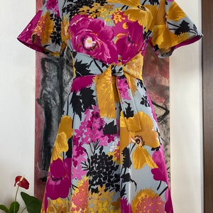 Vestido mini vintage de los años 60 con flores para mujer