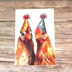 Carte d'anniversaire drôle de poulet Deux poulets dans des chapeaux de fête Carte de voeux humoristiques pour les amateurs de poules et de coqs d'animaux de la ferme